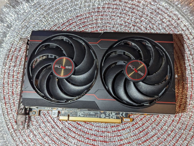 Placa video Sapphire Radeon RX 6600 PULSE, 8GB GDDR6 Impecabila